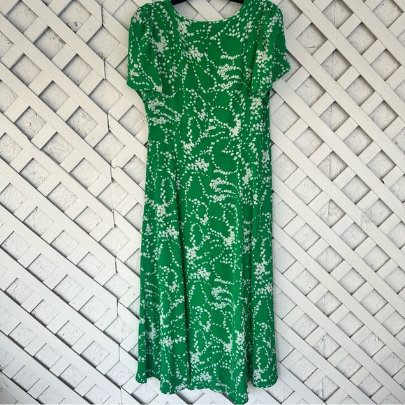 TALBOTS SWIRLING ROSEBUDS CREPE FIT & FLARE DRESS size 8 - Picture 3 of 12